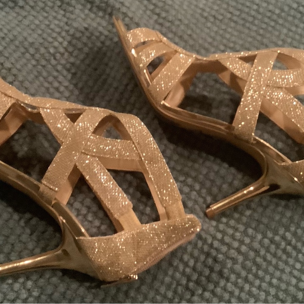 Dressy heels in gold